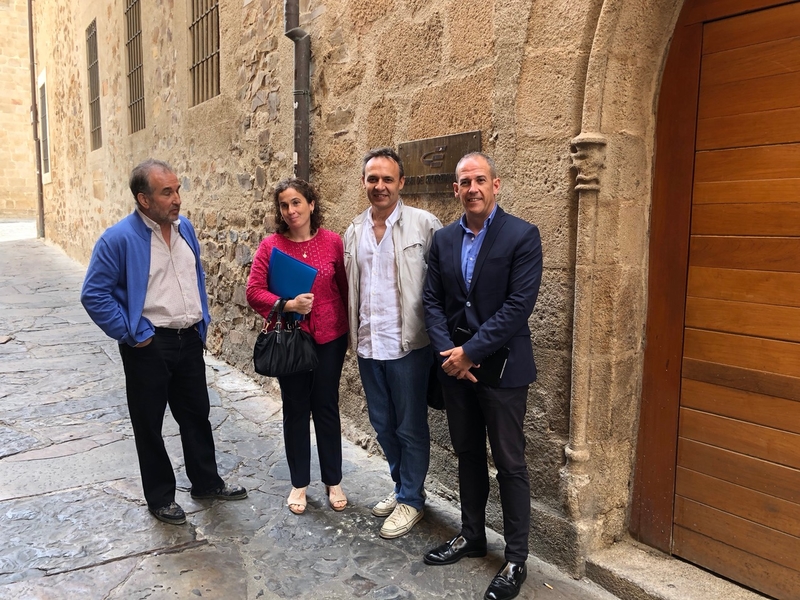 El Ayuntamiento de Malpartida de Cáceres y ''Amigos de Narbón'' se reúnen con la Fundación Caja Extremadura para la reapertura del Museo Narbón
