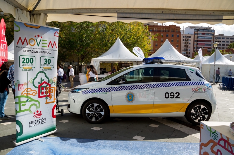 La Diputación de Badajoz entrega los primeros vehículos 100% eléctricos del Plan MOVEM