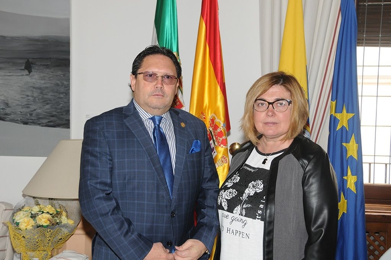 Charo Cordero recibe al ministro de Turismo de Ecuador, interesado en la experiencia turística de la provincia