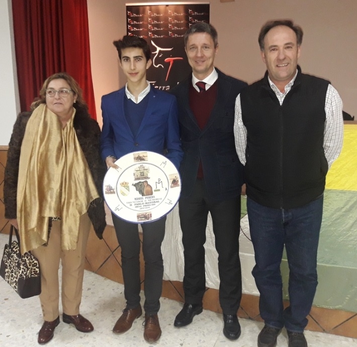 El alumno de la Escuela Taurina Manuel Perera recoge el premio como triunfador del II Memorial ''Don Pablo Mayoral''