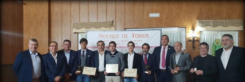 El alumno de la Escuela Taurina de Badajoz, Carlos Domínguez, recoge un premio en Villafranca de los Barros