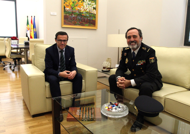 El nuevo Jefe Superior de Policía de Extremadura visita al presidente de la Diputación