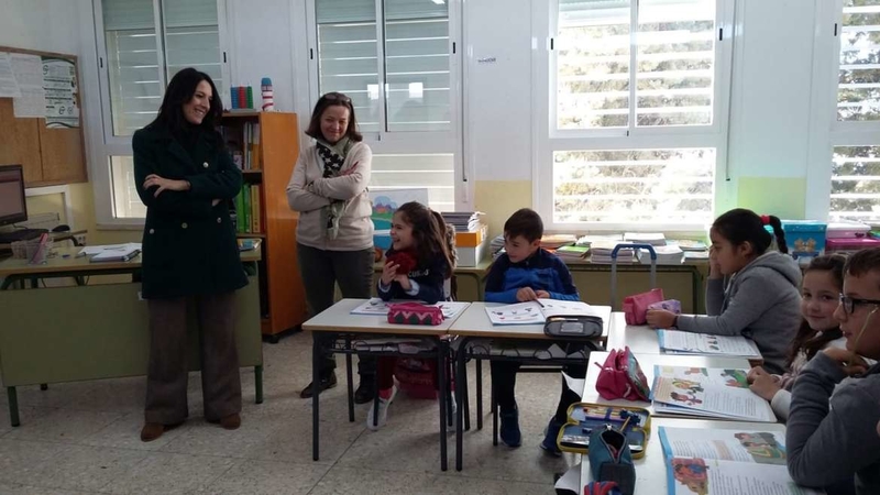 Esther Gutiérrez visita el colegio de Valencia del Ventoso, recientemente reformado
