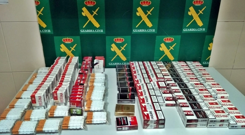 La Guardia Civil interviene 3.500 cigarrillos de contrabando y de fabricación ''casera'' en tiendas de chucherías 