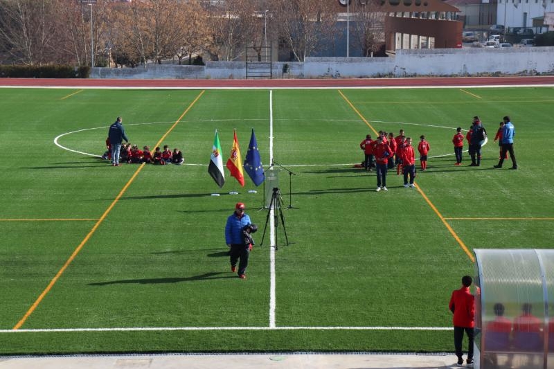 Cabeza del Buey reabre su campo de fútbol, en el que se ha instalado césped artificial