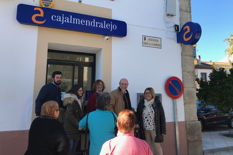 Charo Cordero visita las obras que se han realizado en Aldea del Cano con ayudas de la Diputación