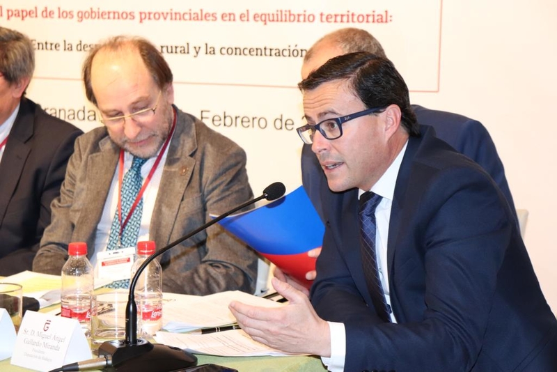Gallardo expone en Granada las medidas contra la exclusión financiera de la Diputación de Badajoz