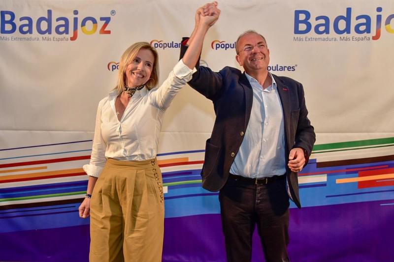 Monago subraya la valía de María José Calderón para ser la próxima alcaldesa de Burguillos del Cerro