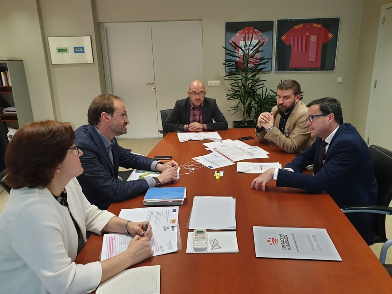 La Diputación de Badajoz y el Instituto para la Diversificación y Ahorro de la Energía (IDAE) se reúnen para tratar las ayudas en materia de Eficienci