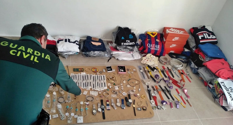 La Guardia Civil interviene más de un centenar de joyas, relojes y prendas deportivas que se intentaría vender de forma clandestina 