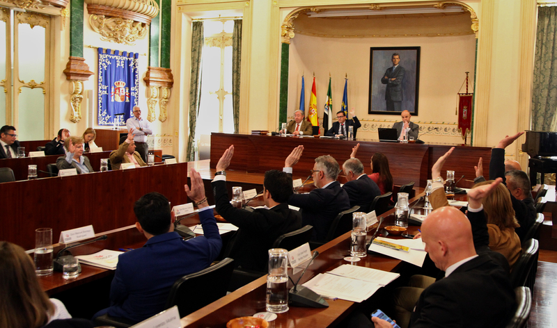 El pleno de la Diputación de Badajoz ratifica la declaración de la FEMP al cumplirse los 40 años de democracia local