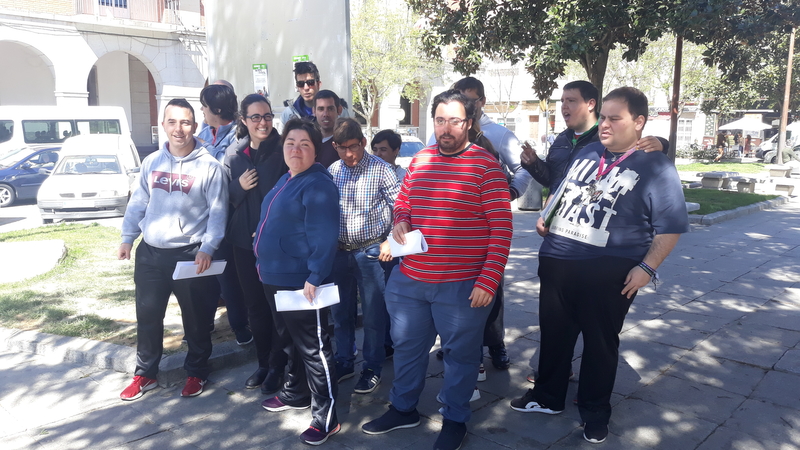Plena Inclusión Don Benito realiza una pegada de carteles dentro de la campaña   #MiVotoCuenta