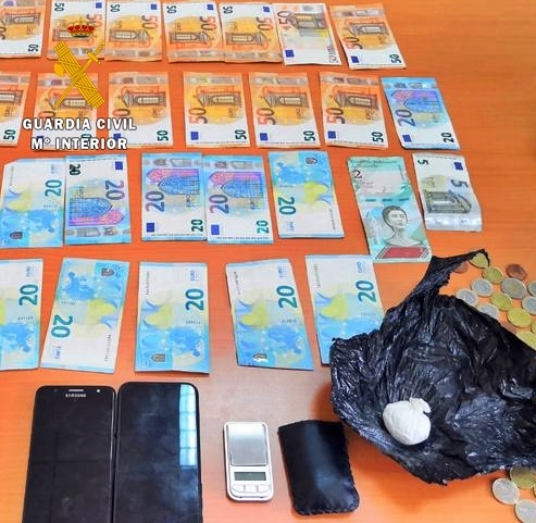 La Guardia Civil detiene a una persona por transportar oculta en su equipaje 13 gramos de cocaína, una balanza de precisión y 1.335 euros