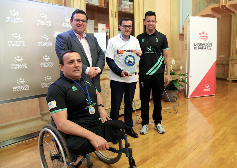 Homenaje al equipo de baloncesto en silla de ruedas Mideba