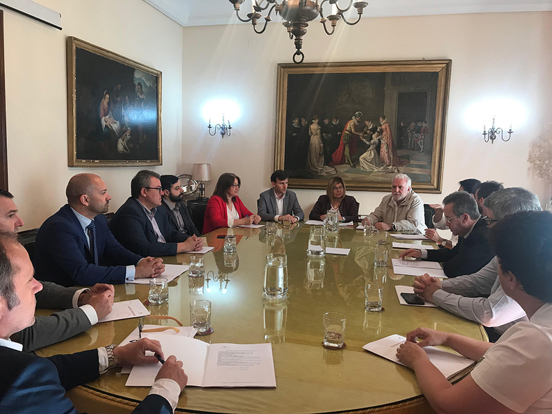 Charo Cordero se reúne con los empresarios para concretar la colaboración en las becas Diputación Europa