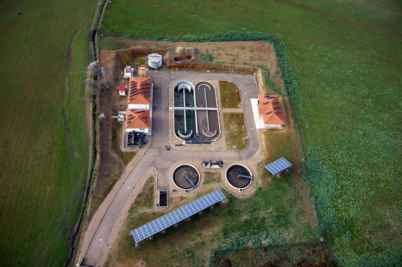 La Diputación de Badajoz plantea la implantación de energía solar en depuradoras y potabilizadoras de agua