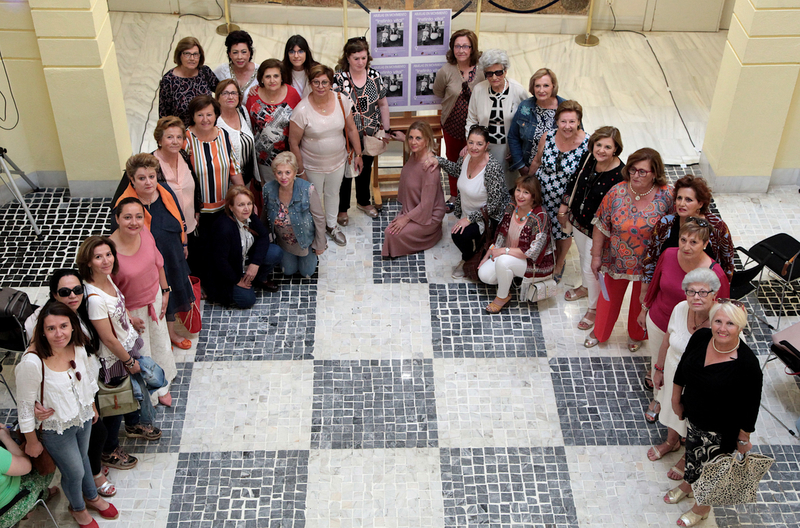 Se expone en la Diputación de Badajoz una muestra de fotografías para poner en valor el papel de las abuelas 