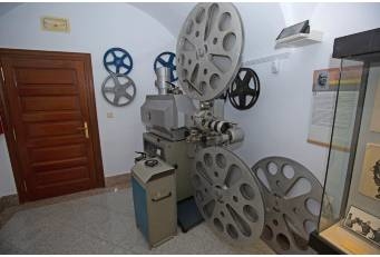 La Diputación expone, en el Museo Pedrilla, un proyector cinematográfico de la edad de oro del cine en Cáceres