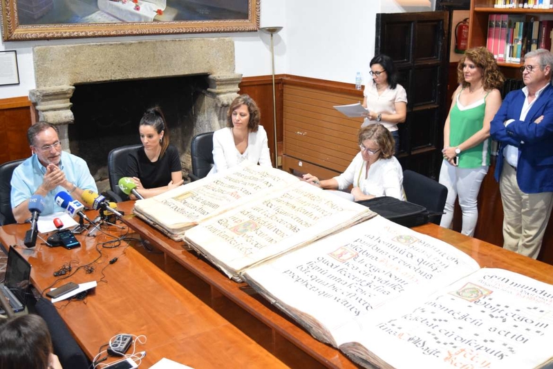 La consejera de Cultura subraya que la recuperación de la Biblioteca de Yuste contribuye a enriquecer el patrimonio bibliográfico de Extremadura