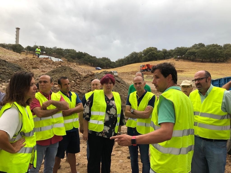 La consejera Begoña García visita las obras de emergencias para riego de la Comunidad de Regantes de Peraleda de la Mata