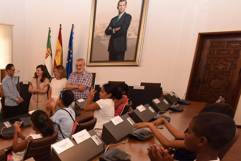 Niñas y niños saharauis del programa Vacaciones en Paz visitan la Diputación