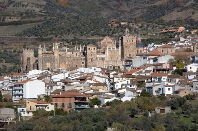 Diputación Desarrolla marca con hitos kilométricos el Camino Real a Guadalupe facilitando el paso a los peregrinos