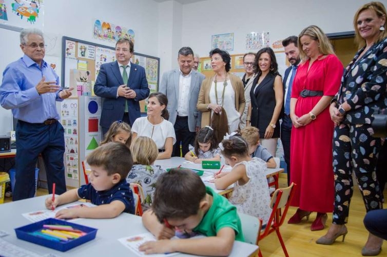 Fernández Vara acompaña a S. M. la Reina Letizia en la inauguración del curso escolar 2019-2020 en Torrejoncillo