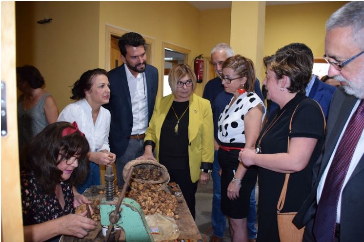 La Presidenta de la Diputación, Charo Cordero, recoge el premio Innova Ficus de la III Feria del Higo de Almoharín