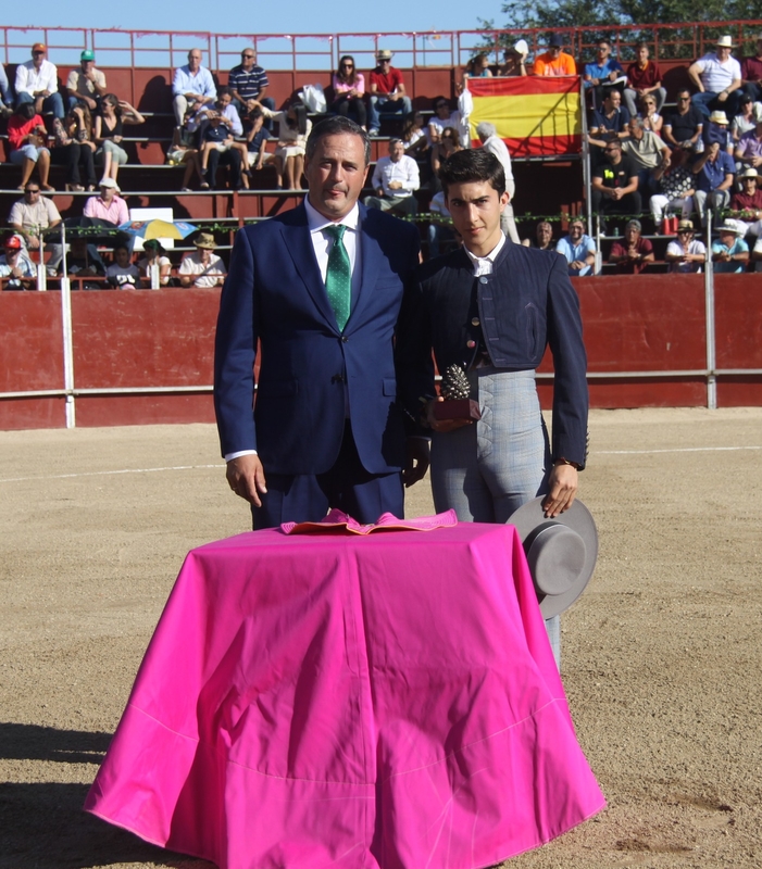 Manuel Perera, de la Escuela Taurina de Badajoz, se alza con la 'Piña de oro' en Hoyo de Pinares