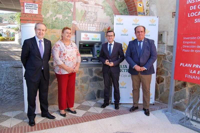Unos 13.000 habitantes de la provincia se benefician de los cajeros automáticos instalados por  Caja Rural de Extremadura  y la Diputación de Badajoz