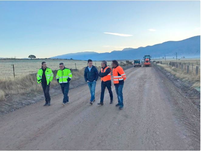 El diputado de Infraestructuras visita las obras con materiales reciclados en la carretera de Zarza de Granadilla