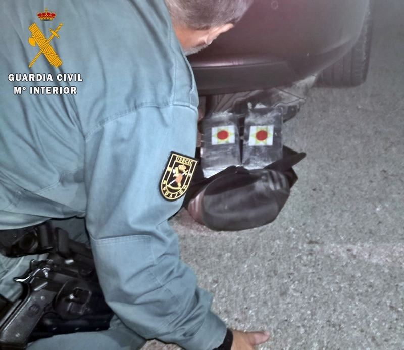 La Guardia Civil interviene a dos traficantes de drogas, más de dos kilos de cocaína ocultos en el doble fondo de un vehículo