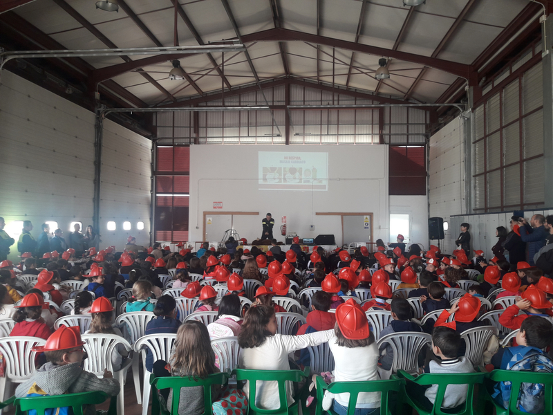 Los bomberos del Parque de Puebla de la Calzada enseñan a la población escolar técnicas de RCP y primeros auxilios