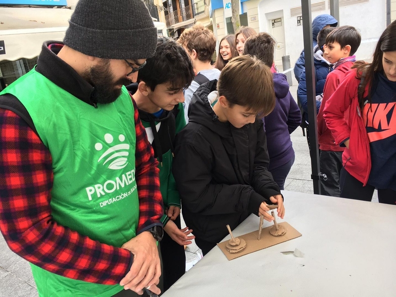 Talleres de reutilización de residuos y de depuración de agua para celebrar el Día de la Infancia en Villanueva de la Serena