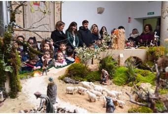 Alumnos y alumnas del CEIP de Garrovillas de Alconétar encienden las luces del Belén de la Diputación de Cáceres