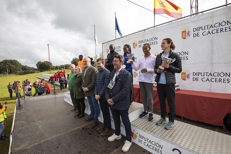 Thomas Ayeko, Absoluta hombres y Sarah Chelangat, Absoluta mujeres, ganadores del Gran Premio Cáceres de Campo a Través