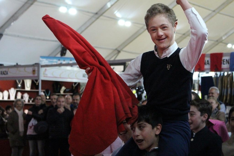 El alumno de la Escuela de Tauromaquia de la Diputación de Badajoz, Jaime Alcón, recibe un homenaje de todos sus compañeros 