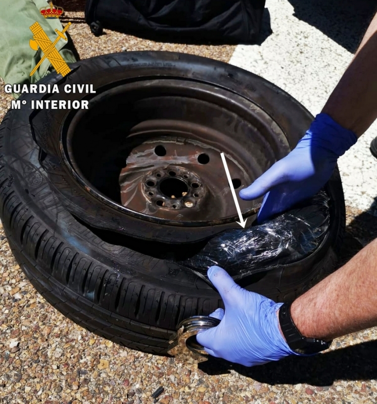 La Guardia Civil interviene oculta en el interior de la rueda de repuesto de un vehículo, más de 10 kilos de hachís