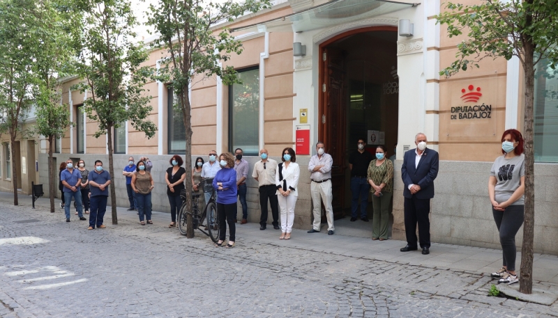 La Diputación celebra un minuto de silencio por los fallecidos por el COVID-19