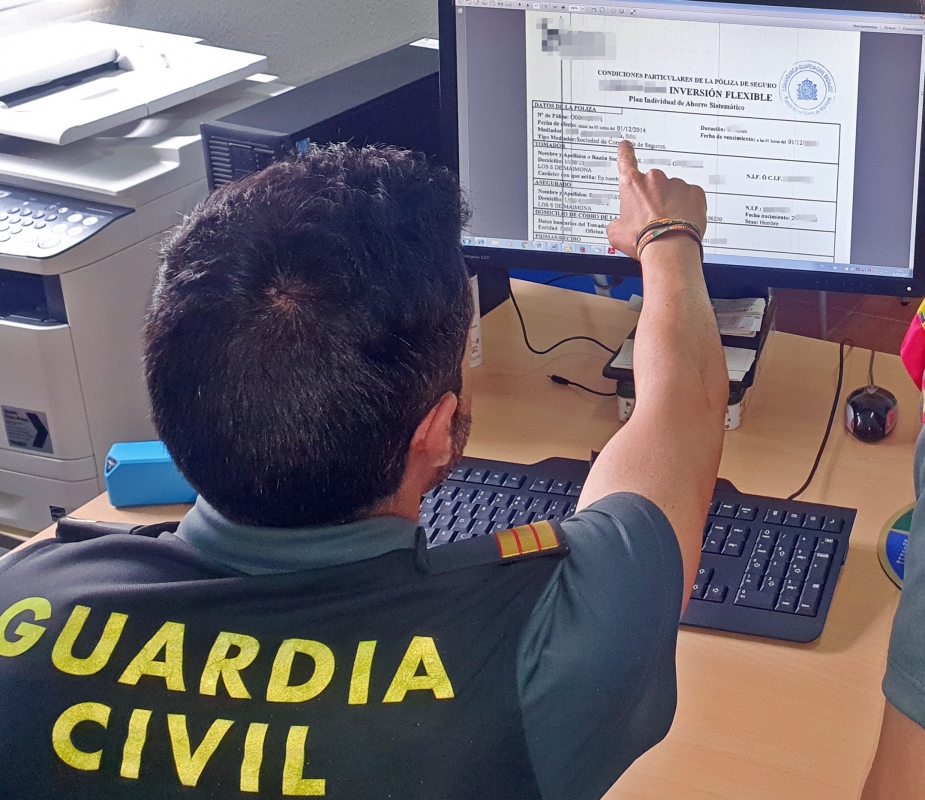 La Guardia Civil investigó a un gestor asegurador por estafar 12.000  a dos vecinos de los Santos de Maimona y Zafra