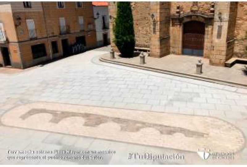 Torremocha estrena Plaza Mayor con un mosaico que representa el puente romano del Salor