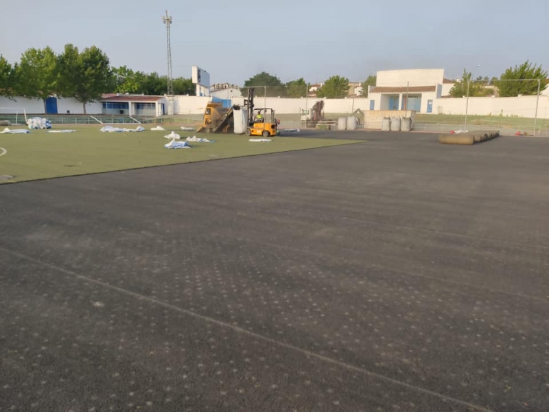 En marcha las obras de sustitución del césped artificial del campo de fútbol de Olivenza