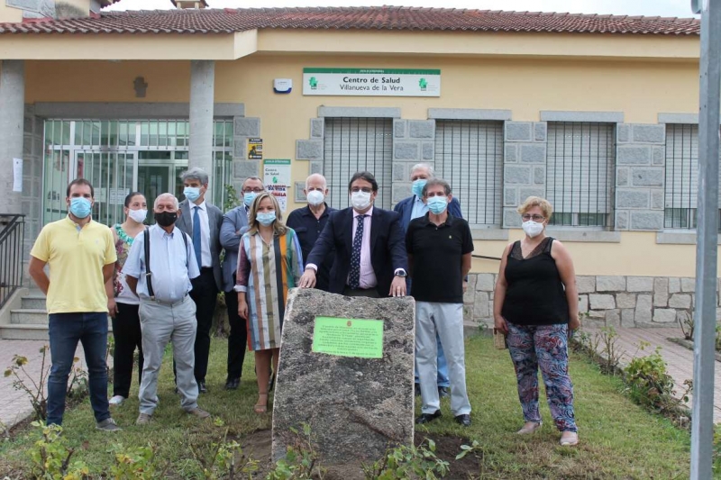 El consejero de Sanidad asiste a la inauguración del monolito en memoria de las víctimas de la COVID-19 en Villanueva de la Vera