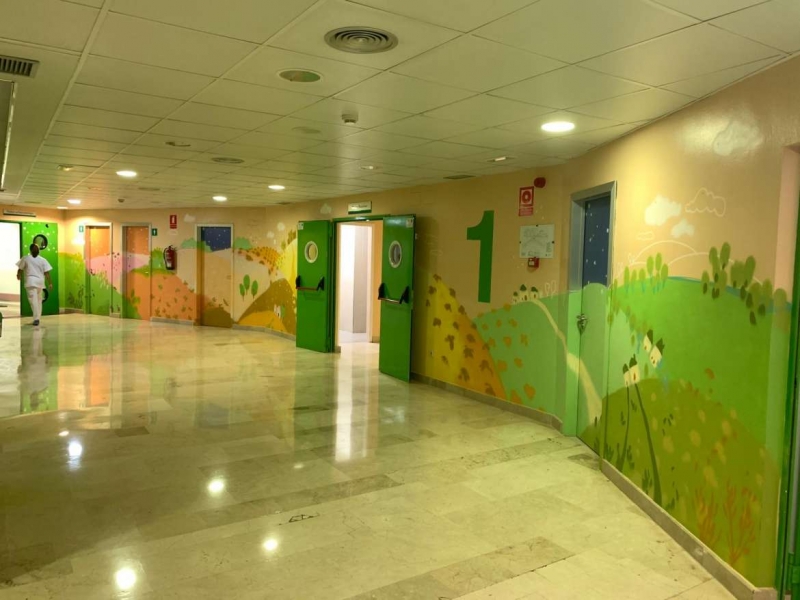 El Hospital de Mérida decora con grandes murales pintados la zona de pediatría