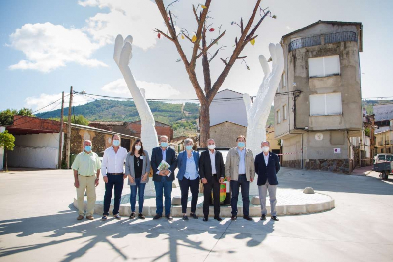 El presidente de la Junta suscribe la adhesión al Convenio de Reforestación en Villanueva de la Sierra