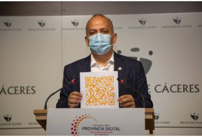 Santos Jorna muestra el QR para acceder al Plan Director Provincia Digital