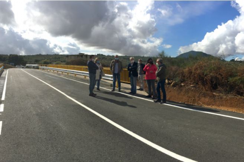 El presidente en funciones de la Diputación visita las obras ya finalizadas de la carretera que une Logrosán con Berzocana