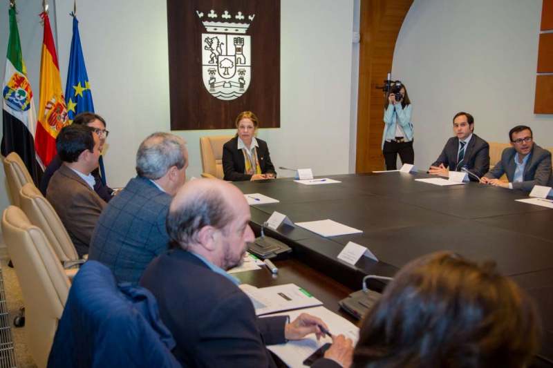 El presidente y el vicepresidente primero de la Diputación de Badajoz participan en una reunión del Consejo de Política Local 