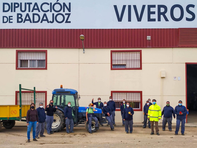 Miembros de Plena Inclusión de Don Benito visitan el Vivero Provincial 