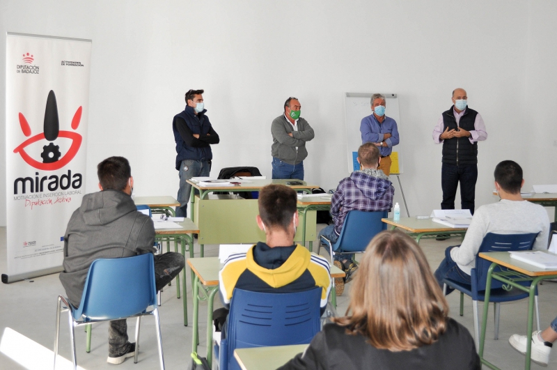 La Diputación de Badajoz inaugura un curso de instalaciones solares fotovoltaicas en Bienvenida
